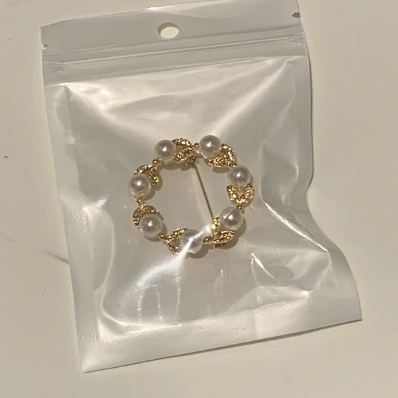 New Pearl Brooch - Picture 2 of 3